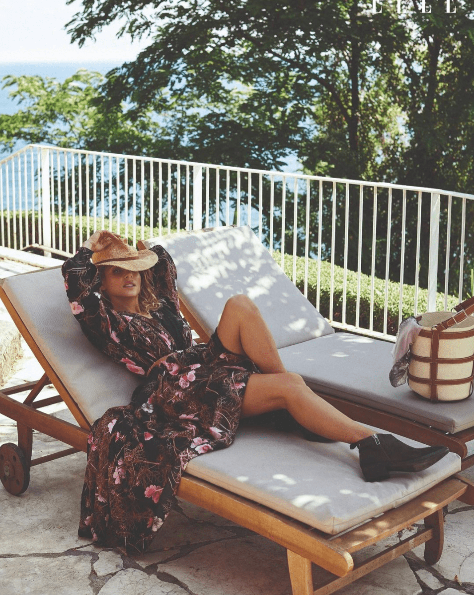 Elsa Pataki con sombrero