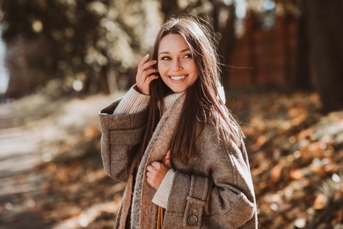Tendencias de moda otoño 2025: look en tonos tierra con abrigo camel
