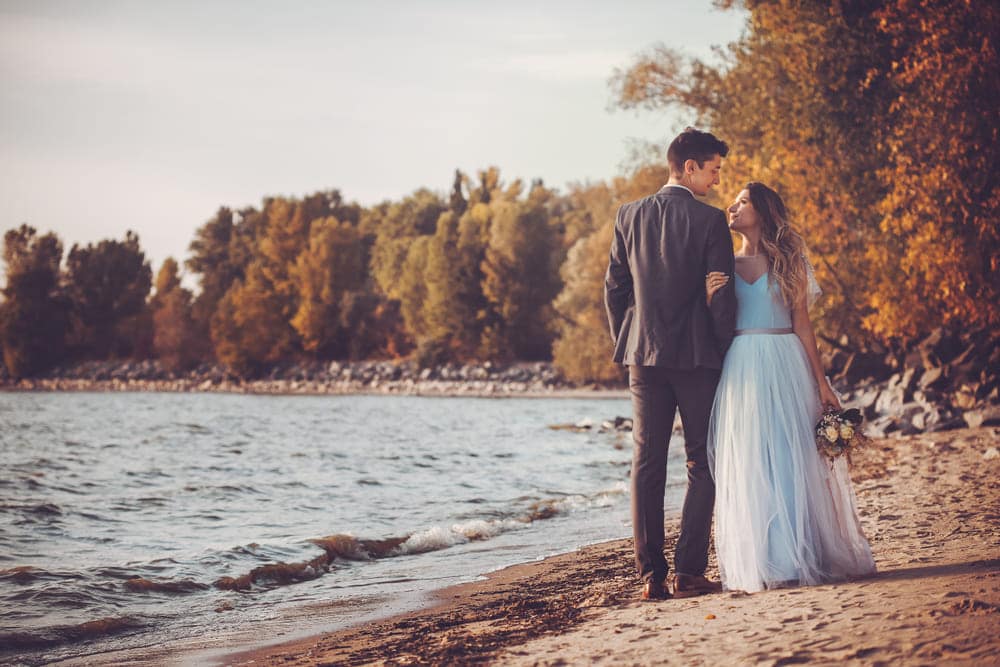 Cómo lucir radiante en bodas y eventos de otoño